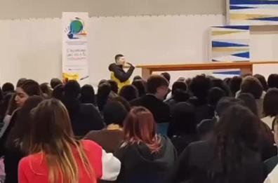 Brindisi, la scuola canta i Pinguini Tattici Nucleari con Gabriele, ragazzo autistico: la band lo invita al concerto