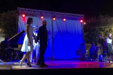 «Vi presento Matilde Neruda», standing ovation per Sebastiano Somma a S.Pancrazio Salentino