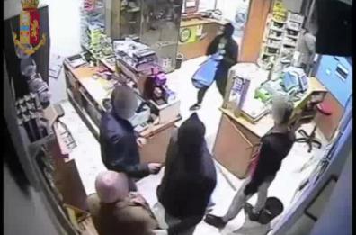 Cerignola, la violenza dei rapinatori su un anziano tabaccaio