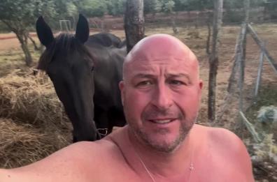 L'amore di Perrini, capogruppo di FdI in Puglia, per i cavalli immortalato in un video