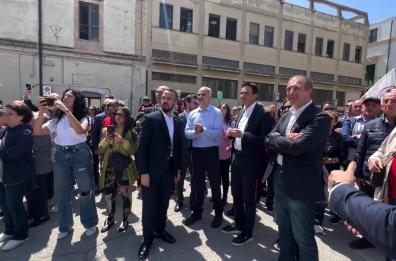 Giuseppe Conte ad Altamura: bagno di folla e visita al forno per assistere alla preparazione del Pane