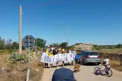 Ugento, in marcia verso Burgesi: no a nuova discarica, bisogna bonificare