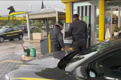 Benzina alle stelle, controlli della GdF nei distributori a Bari e Taranto