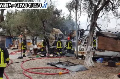 Bari, incendio nel campo rom di Japigia