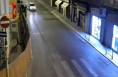 Bari, furto d'auto in diretta
arriva la Polizia: 2 arresti 