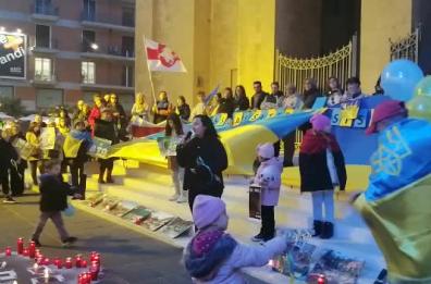 Bari si stringe al popolo ucraino a un anno dal conflitto: il flash mob