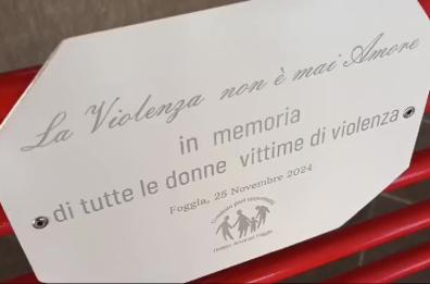 «La violenza sulle donne non si combatte solo nei tribunali», a Foggia panchina rossa per riflessione e consapevolezza