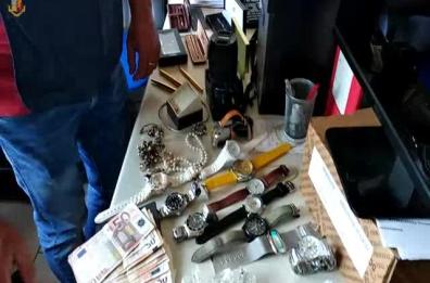 Bari, disturbati dalla polizia lanciano cassaforte dal balcone: denunciati