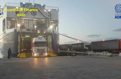 Bari, nel furgone pronto a imbarcarsi aveva 250mila euro non dichiarati: denunciato autista inglese 
