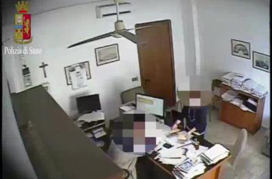 Le bustarelle nella stanza del direttore della Conservatoria