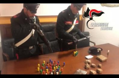 Due chili di cocaina e fucili a canne mozze pronti all'uso: due arresti a Tuturano