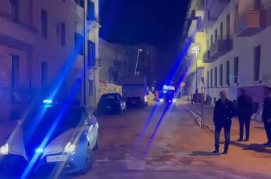 Crollo della palazzina, l'ambulanza con Rosalia De Giosa corre via tra gli applausi dei cittadini VIDEO