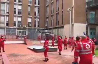 Covid 19 a Bari, volontari della Croce Rossa ballano «Baby shark» per i bimbi del pediatrico 
