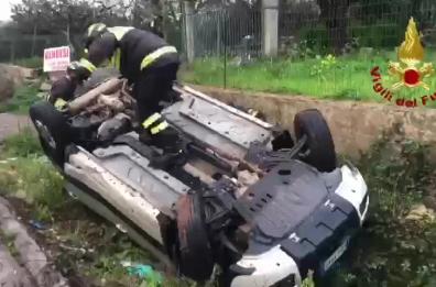 Lecce, perde il controllo dell'auto e si ribalta: illeso il conducente