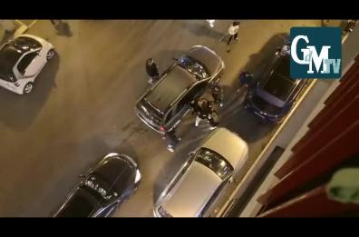 Foggia, scoppia maxi rissa in strada: calci e pugni per un banale incidente 