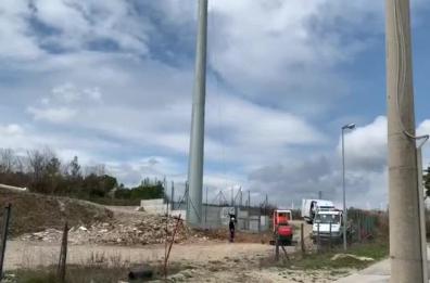 Potenza, riprendono lavori su traliccio telefonico: braccio di ferro tra residenti e azienda