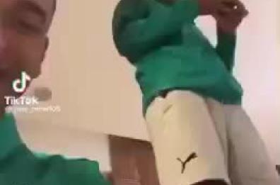 Il giocatore del Bari Cheddira canta «Bella ciao» con Sabiri