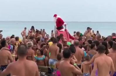 Natale o Ferragosto? A Torre dell'Orso arriva Babbo Natale in spiaggia