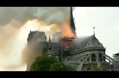 Parigi, Notre Dame come il Petruzzelli: la distruzione sotto gli occhi del mondo