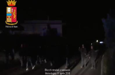 Tap, nuova sassaiola contro la Polizia: due agenti feriti