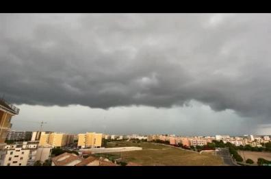 Puglia e Basilicata, maltempo da brividi: prima la shelf cloud e poi la maxi grandinata