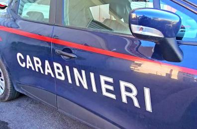Danno fuoco a due auto della Polizia locale e alla facciata del Comune: denunciati due adolescenti a Margherita di Savoia