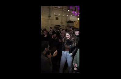 Bari, Decaro canta e balla in Largo Albicocca per San Valentino: scatta anche la proposta di matrimonio