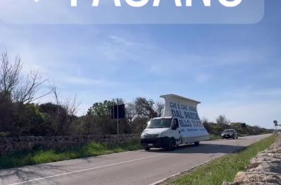 Da Fasano a Milano circolano un camion e un’ape car con questa scritta: «Chi viene dal paese dello zoo?»