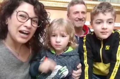 Contro la noia da Covid 19, il remake di «Si può dare di più» di una famiglia pugliese