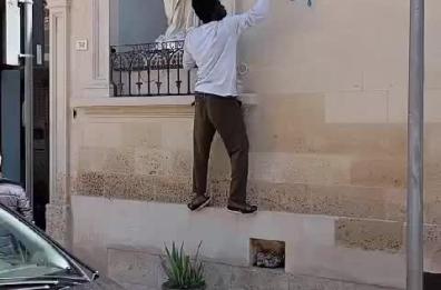 Martano, imbratta facciate di edifici con vernice spray e scritte in arabo 