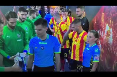 Calcio Lecce-Sassuolo, l'arbitro Sacchi «evita» di salutare la sua assistente e il video diventa virale