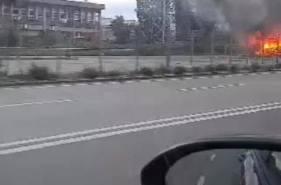 Bus trasporta operai all'ex Ilva di Taranto e poi prende fuoco