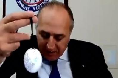 Il presidente di Innovapuglia e il «ciondolo magico»: purifica l’aria dal virus. «Ma non c'entra il Covid»