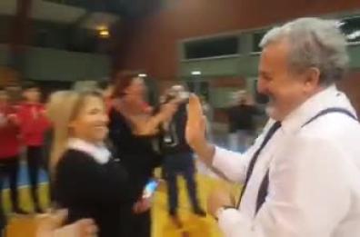 Emiliano gioca a basket al Cus Bari: «Mai un tiro libero in bretelle e camicia»