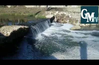 Potenza, schiuma bianca nel Basento: forse sono detersivi