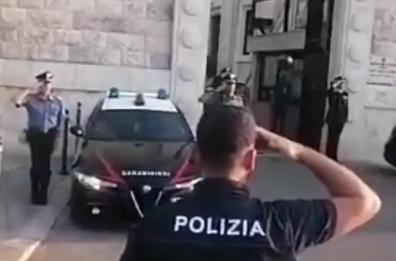 VIDEO Bari, le sirene della polizia per portare il saluto al brigadiere ucciso in servizio