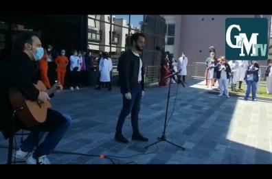 Potenza, Bianconi canta «Hallelujah» per le vittime Covid e gli operatori sanitari  