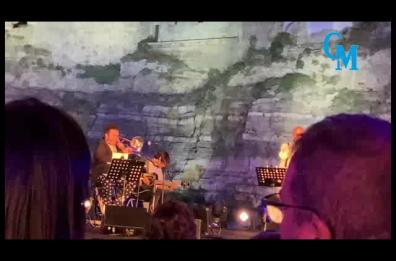 Porto Rubino incanta Polignano con una data «segreta»: sul palco Giuliano Sangiorgi, Noemi, Tosca