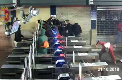 Scontro tra tifosi all'imbarco dei traghetti di Messina: 5 ultrà baresi arrestati