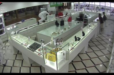 Matera, rapina da film in gioielleria con kalashnikov: arrestato 25enne