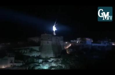Massafra, la Befana vien di notte e si cala da 40 metri d'altezza: il video
