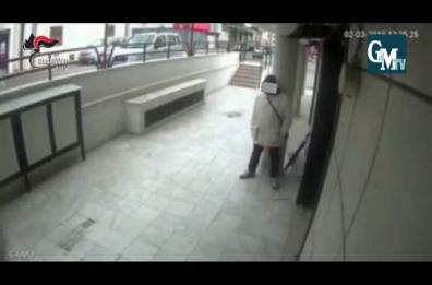 Acquaviva, rapinatore di market
incastrato dalla ruggine dell'auto