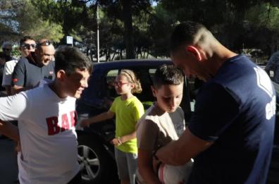 Bari, i biancorossi si allenano e i tifosi li applaudono all'Antistadio