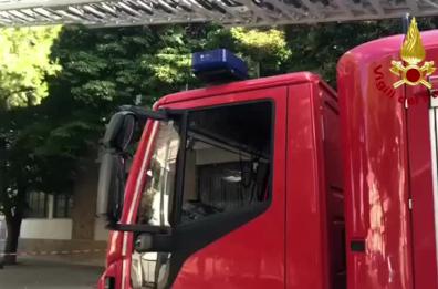 Lecce, un ramo di pino cade sui fili elettrici dell'autobus