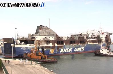 Bari, il relitto della Norman lascia la banchina del Terminal crociere