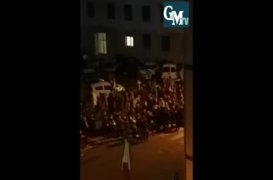 Ex Om, gli operai davanti al Ministero cantano l'inno di Mameli