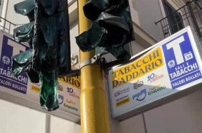 Caldo torrido, a Taranto i semafori si sciolgono: ma è colpa di un motorino che ha preso fuoco. Il video è virale