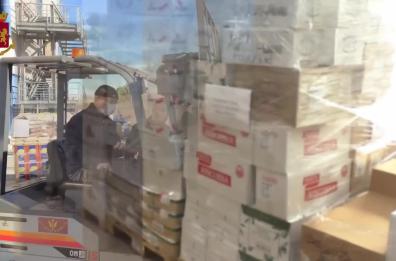 Bari, i poliziotti si privano dei buoni pasto per donare generi alimentari ai più bisognosi. Il plauso di Salvini