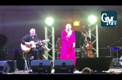 Taranto, la classe di Ornella Vanoni sul palco con Bungaro