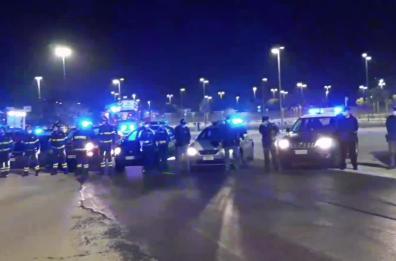 Lecce, inno d'Italia e sirene spiegate: le forze dell'ordine davanti all'ospedale ringraziano i medici